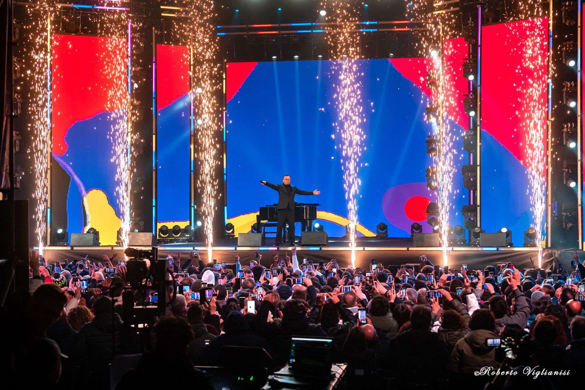 CANALE 5 CELEBRA IL CAPODANNO A CATANIA: 25.000 PERSONE E IL 25,3% DI SHARE, MA RAI1 VINCE GLI ASCOLTI