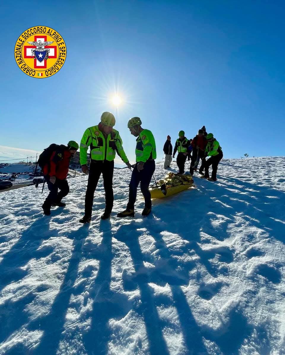 VENTENNE DI BELPASSO CADE SULLA NEVE E SI FRATTURA UNA GAMBA: SOCCORSA AI CRATERI DEL RIFUGIO SAPIENZA