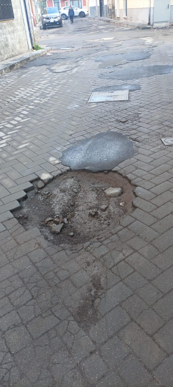 PATERNO'. LE SEGNALAZIONI DEI LETTORI: MAXI BUCHE E STRADE IMPRATICABILI DOPO IL MALTEMPO