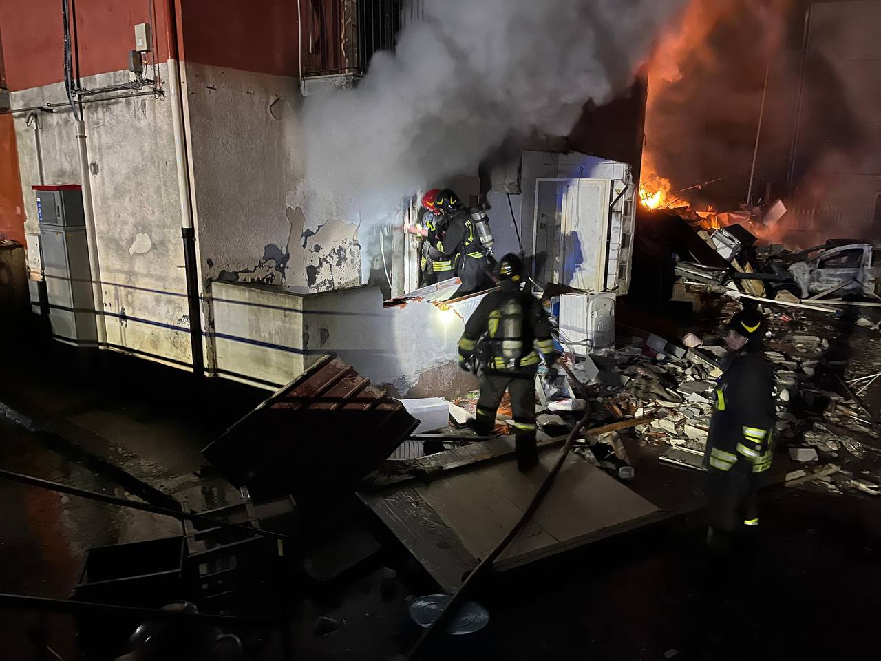 ESPLOSIONE A CATANIA: PALAZZINA CROLLA PER FUGA DI GAS, BILANCIO PROVVISORIO DI 10 FERITI, TRA CUI UNO GRAVE E DUE VIGILI DEL FUOCO