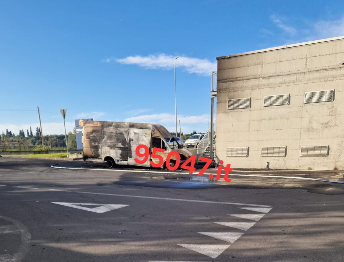 A CATANIA LA BANDA DELL’ESCAVATORE FA IL COLPO GROSSO ALL’APPLE STORE: BOTTINO ANCORA IN FASE DI QUANTIFICAZIONE