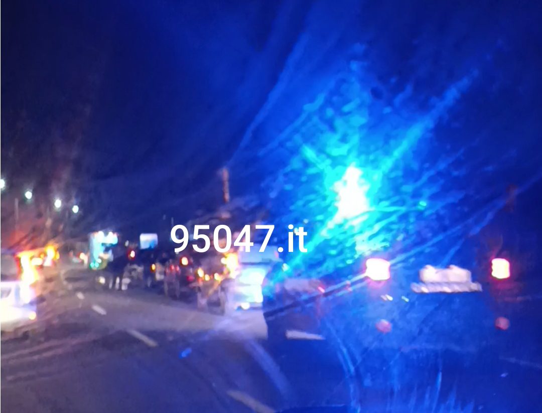 GRAVE INCIDENTE SULLA SS121: COINVOLTI PIÙ MEZZI, SOCCORSI SUL POSTO