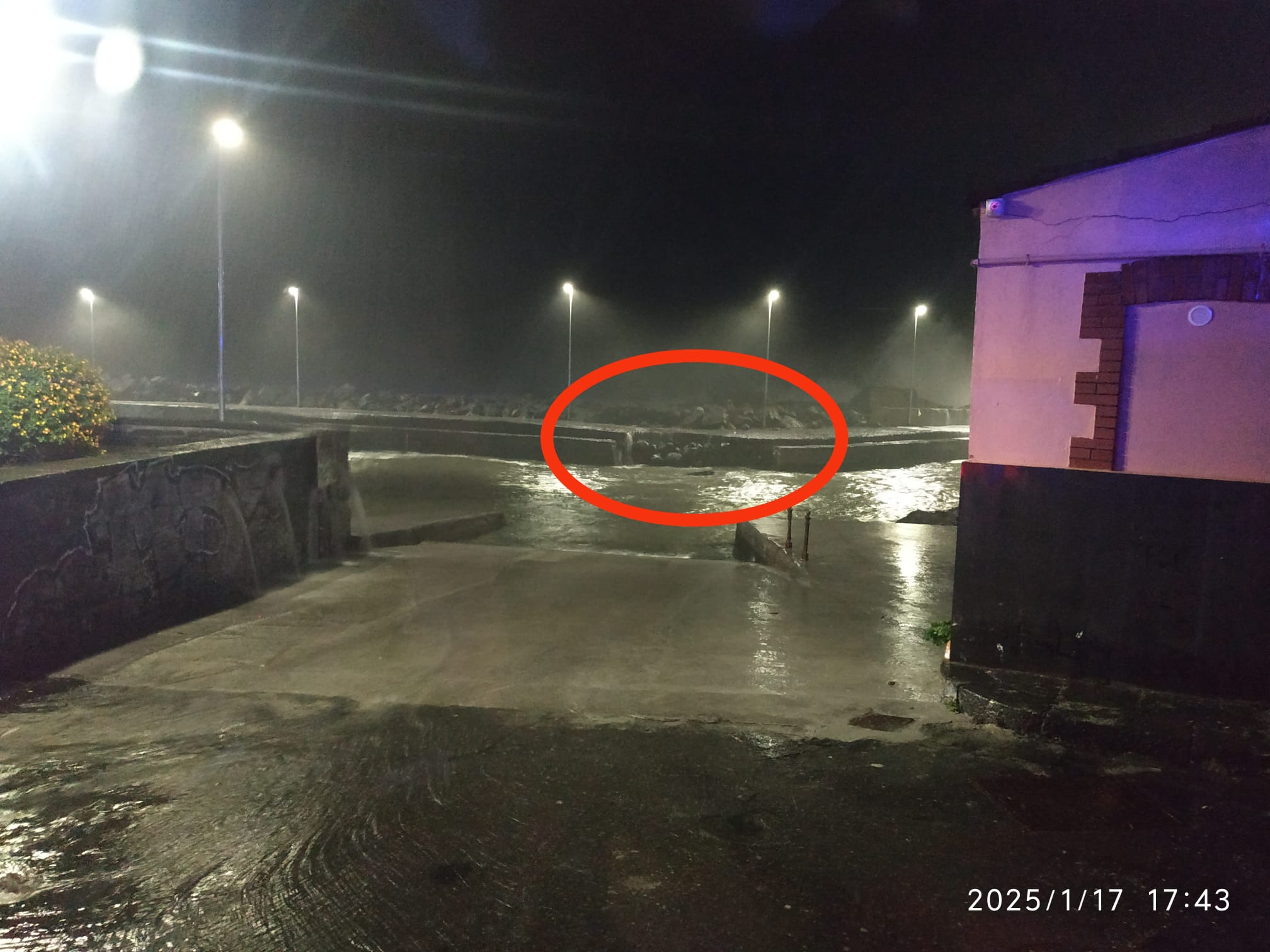 MALTEMPO IN SICILIA: A SAN GIOVANNI LI CUTI UNA PARTE DEL MOLO È CROLLATA, TORRENTE ANNUNZIATA IN PIENA A RANDAZZO, EVACUATE DELLE PERSONE