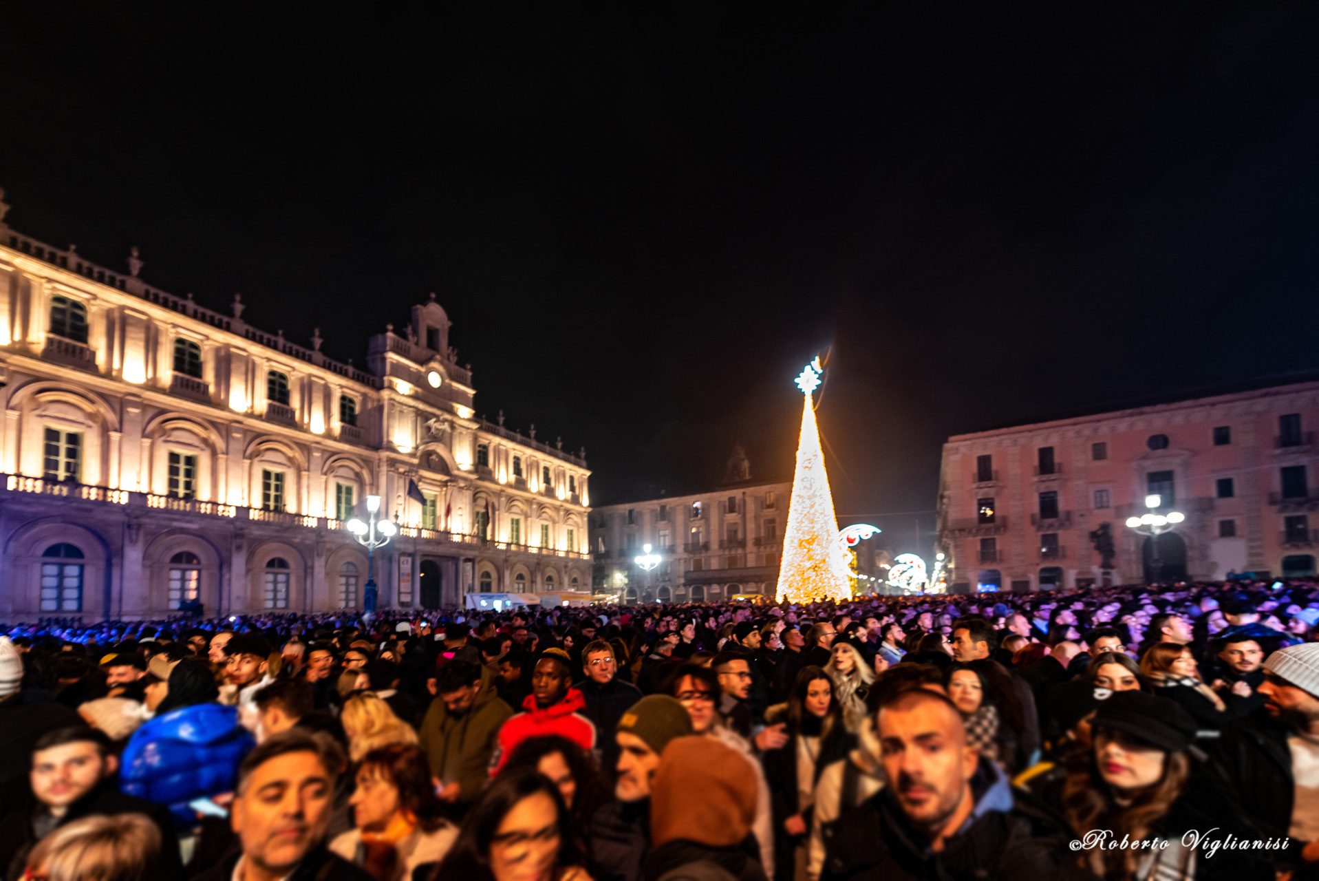 CANALE 5 CELEBRA IL CAPODANNO A CATANIA: 25.000 PERSONE E IL 25,3% DI SHARE, MA RAI1 VINCE GLI ASCOLTI