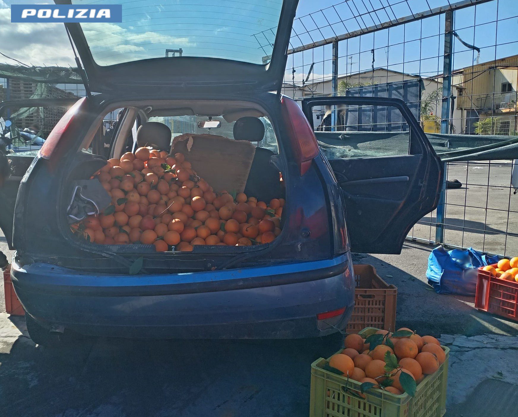 CATANIA. FERMATO DALLA POLIZIA DI STATO CON UN CARICO DI 700 CHILI DI ARANCE RUBATE