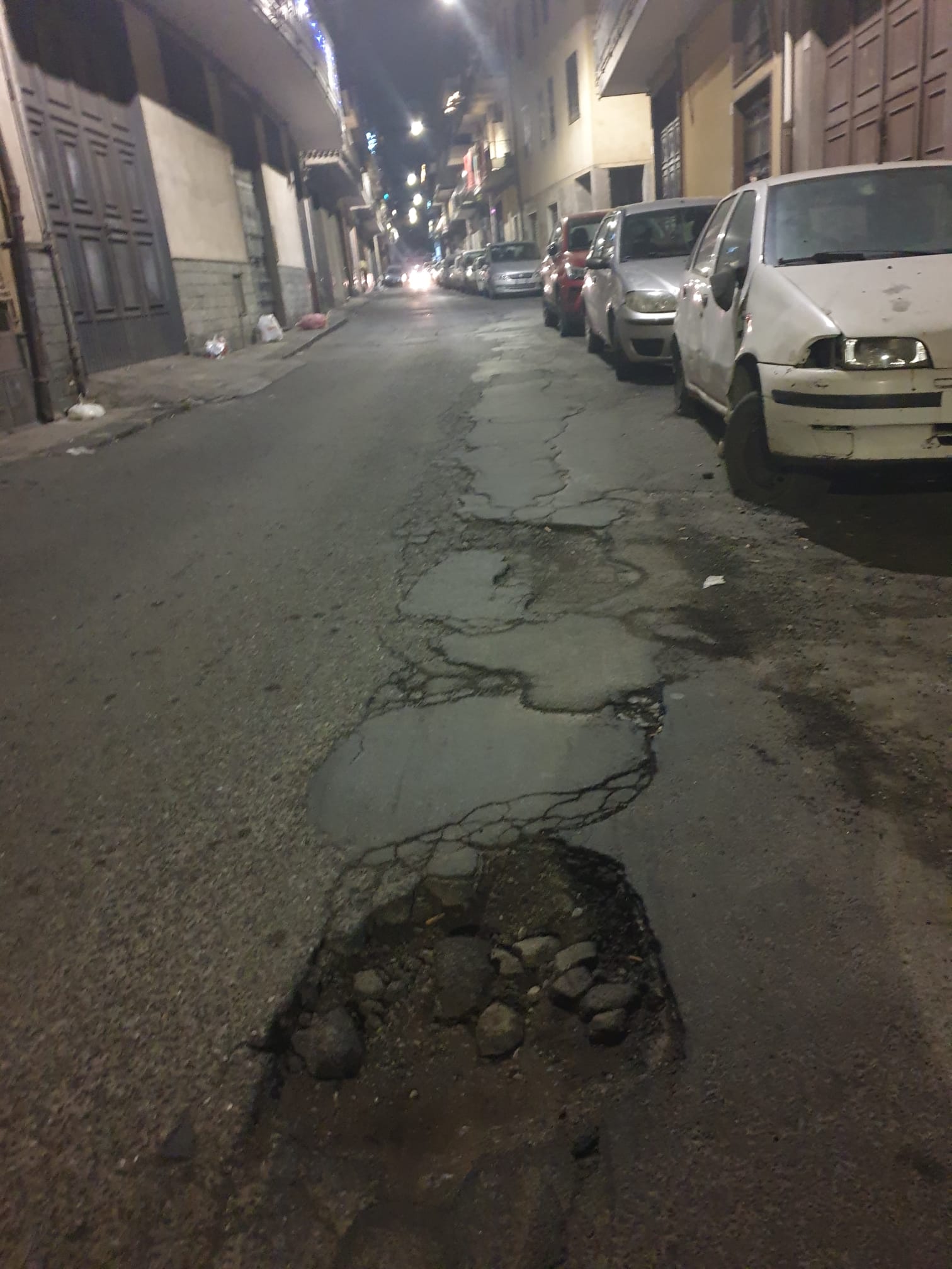 PATERNÒ. VIA VINCENZO MONTI COME UNO "SCOLAPASTA": LA SEGNALAZIONE DI UNA LETTRICE SULLA PERICOLOSITÀ DELLA STRADA