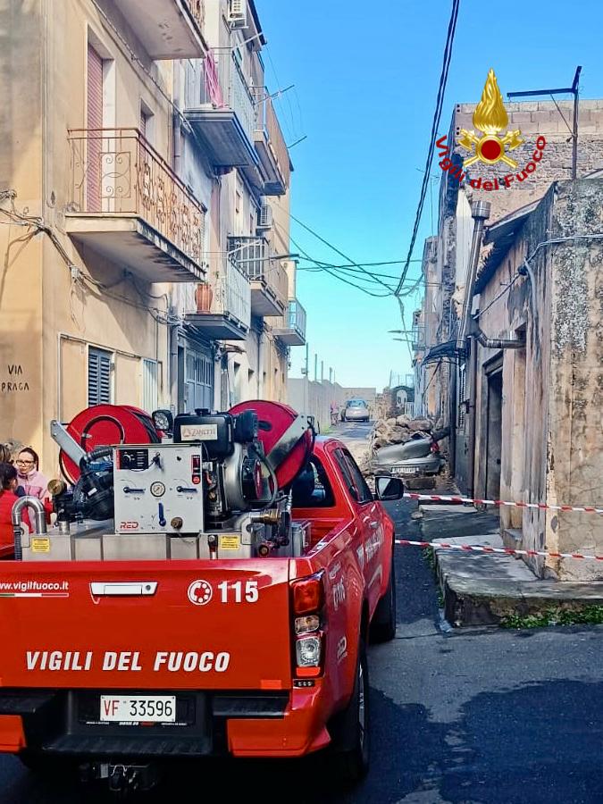 ADRANO, CROLLA UNA COSTRUZIONE DISABITATA: DONNA CON BAMBINI PASSA POCHI ISTANTI PRIMA