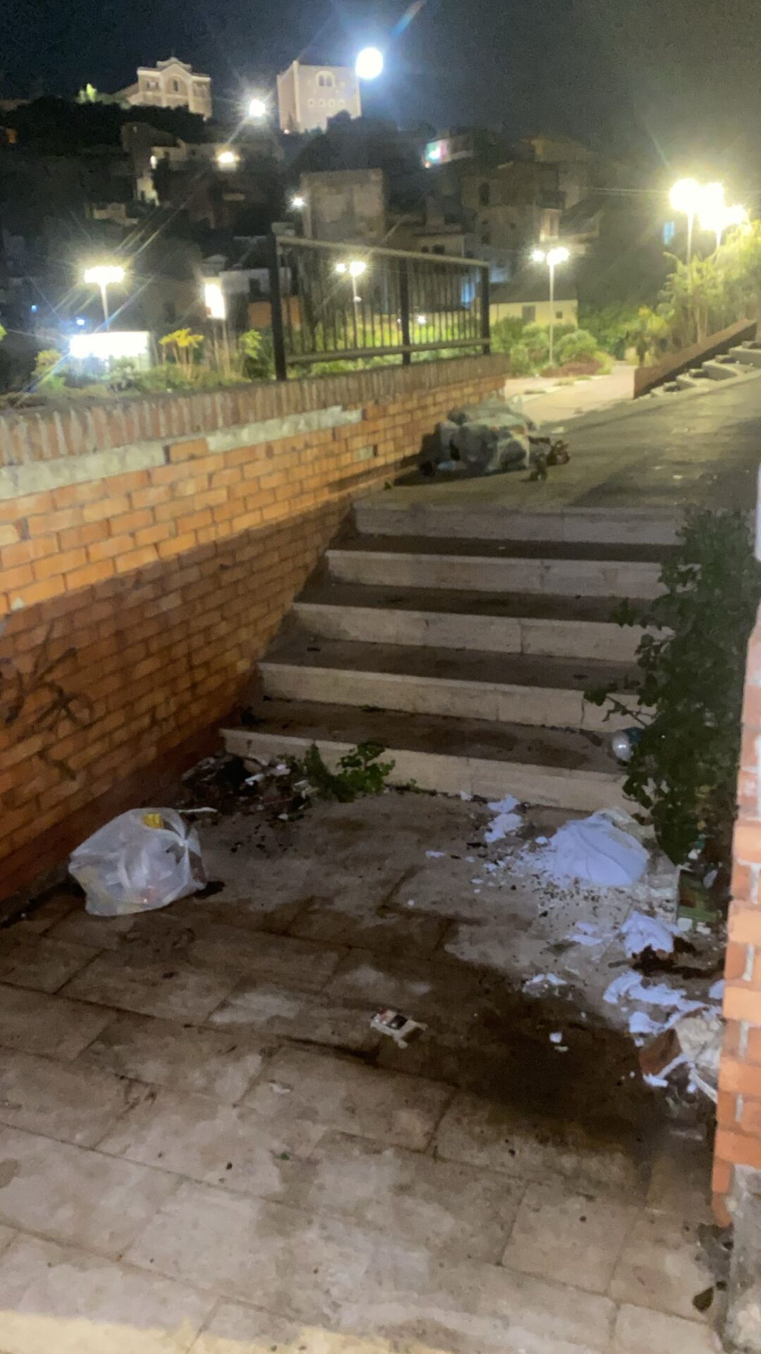 DEGRADO A PATERNO, PIAZZA NINO LA RUSSA: NON BASTANO AMMINISTRAZIONE E OPERATORI, SERVE IL CONTRIBUTO DI TUTTI. LA LETTERA DI UNA CITTADINA