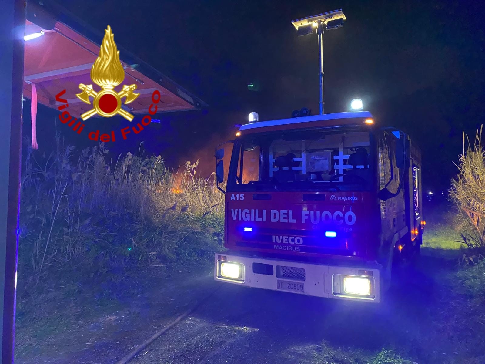 CATANIA. INCENDIO AL VILLAGGIO IPPOCAMPO DI MARE: LE FIAMME MINACCIANO ABITAZIONI, VIGILI DEL FUOCO SUL POSTO