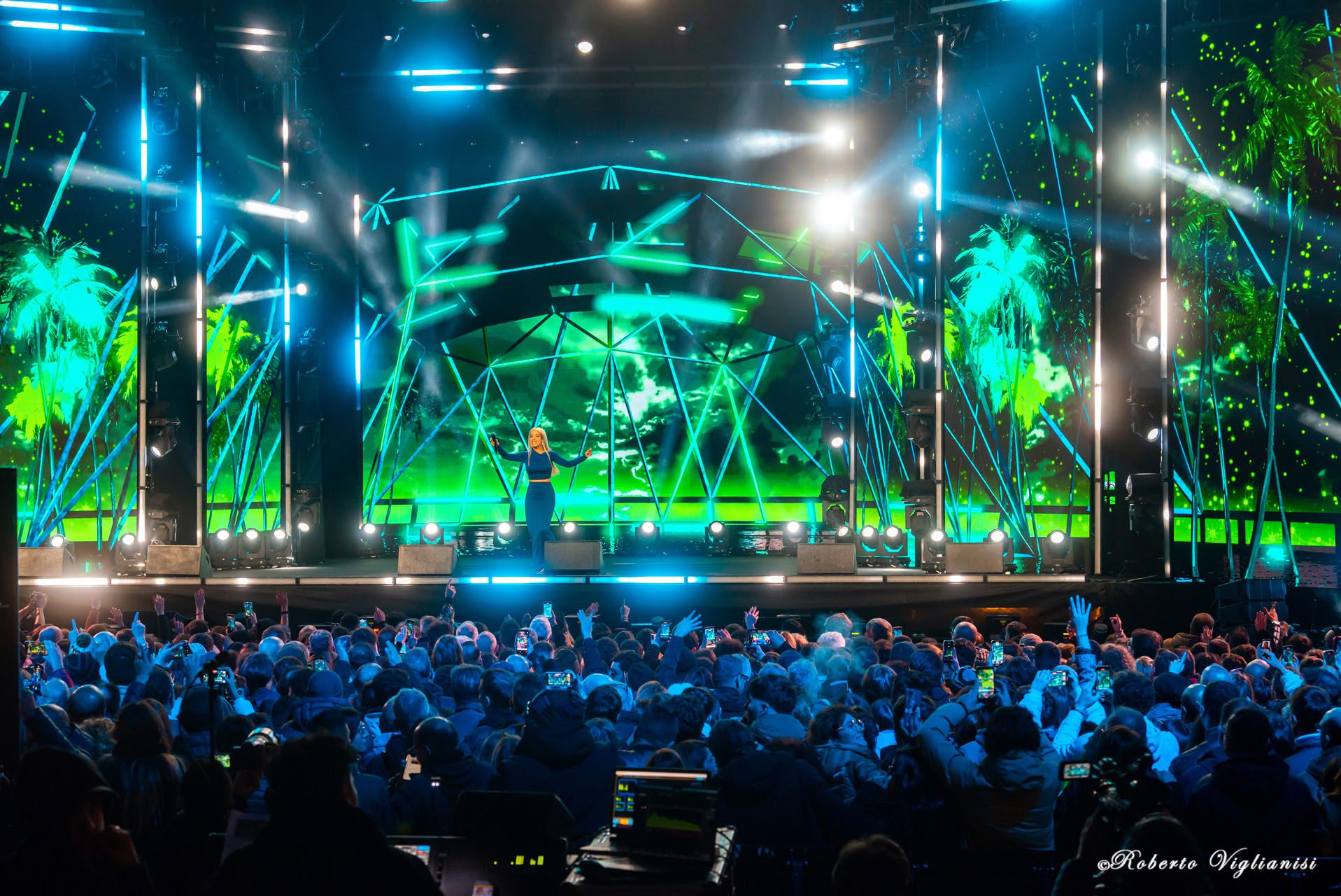 CANALE 5 CELEBRA IL CAPODANNO A CATANIA: 25.000 PERSONE E IL 25,3% DI SHARE, MA RAI1 VINCE GLI ASCOLTI