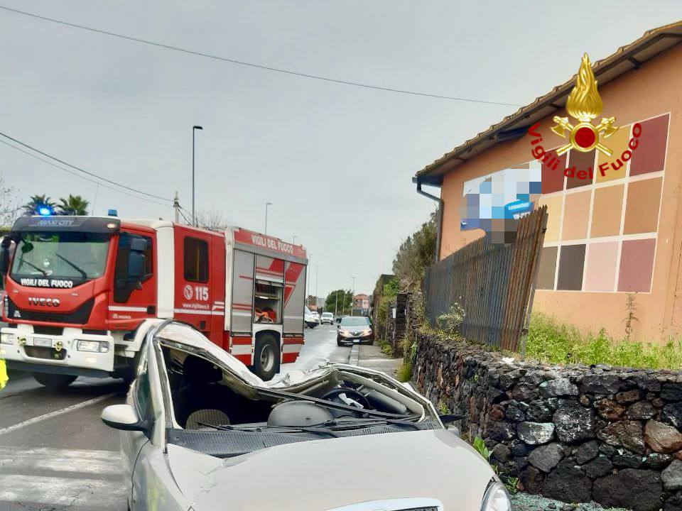GRAVE INCIDENTE A BELPASSO: GIOVANE ESTRATTO DALL'AUTO DOPO SCHIANTO VIOLENTO
