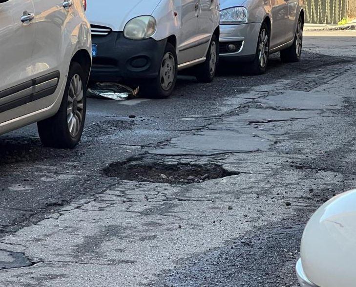 PATERNO'. LE SEGNALAZIONI DEI LETTORI: MAXI BUCHE E STRADE IMPRATICABILI DOPO IL MALTEMPO