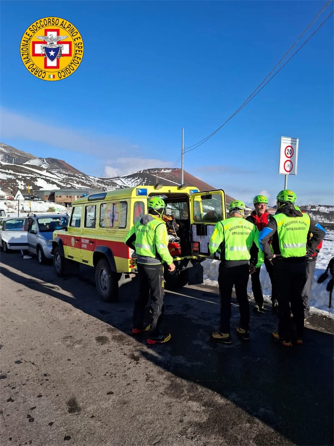 VENTENNE DI BELPASSO CADE SULLA NEVE E SI FRATTURA UNA GAMBA: SOCCORSA AI CRATERI DEL RIFUGIO SAPIENZA