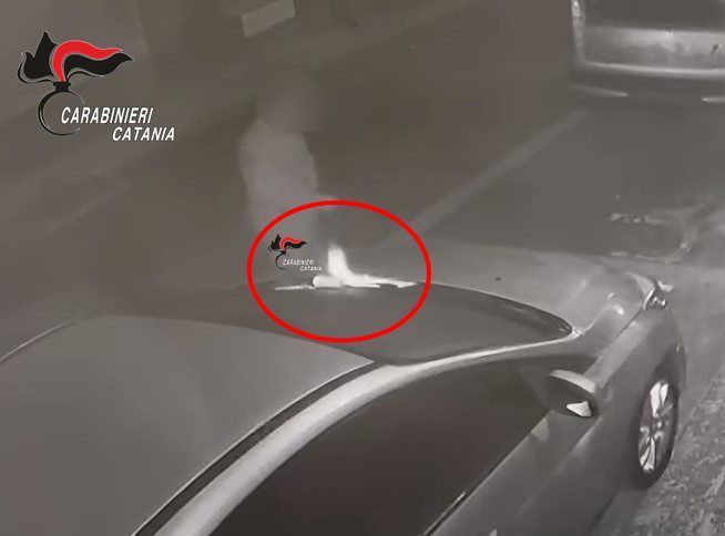 GRAMMICHELE VUOLE CHE L'EX MOGLIE TORNI CON LUI E LE BRUCIA AUTO, ARRESTATO