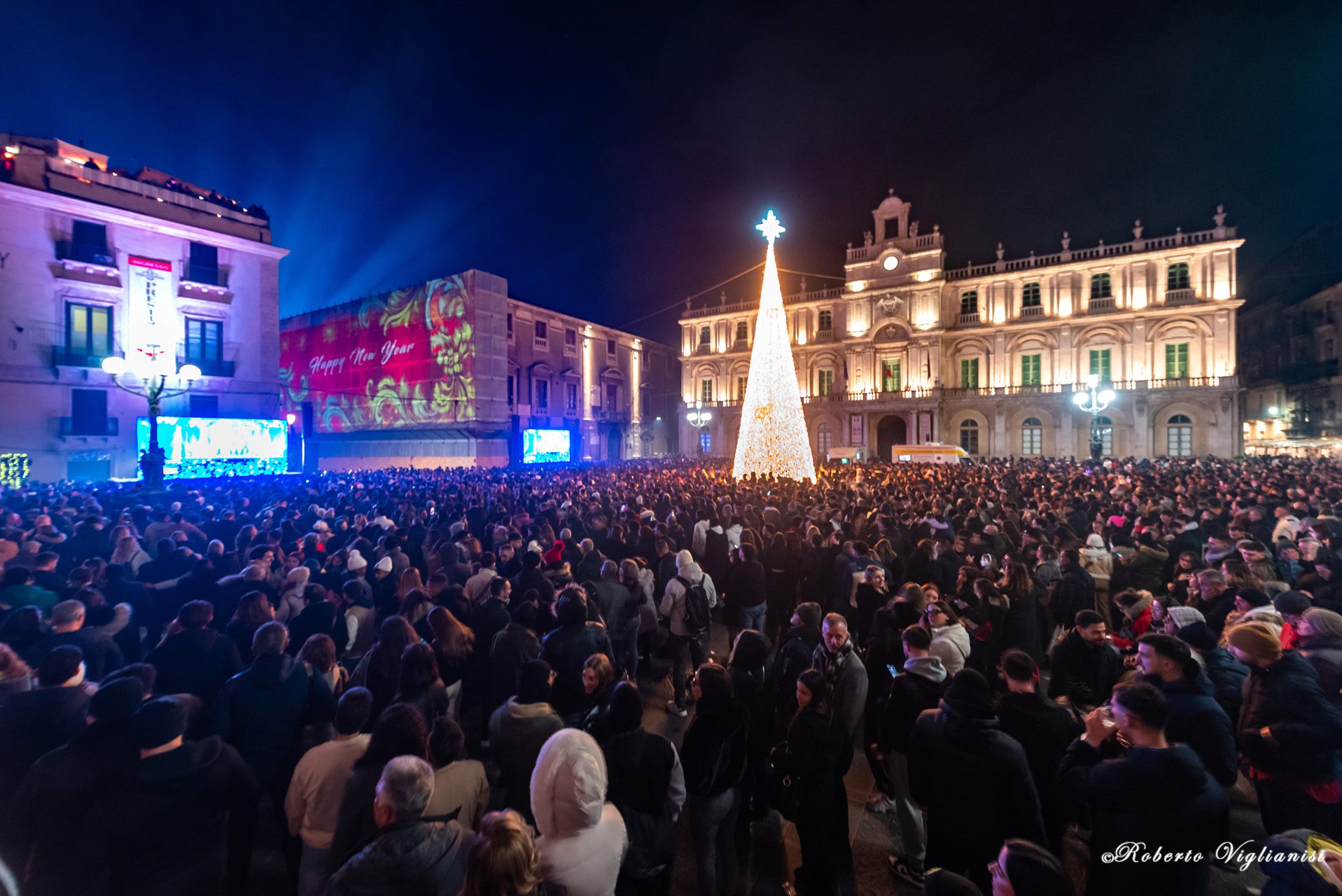 CANALE 5 CELEBRA IL CAPODANNO A CATANIA: 25.000 PERSONE E IL 25,3% DI SHARE, MA RAI1 VINCE GLI ASCOLTI