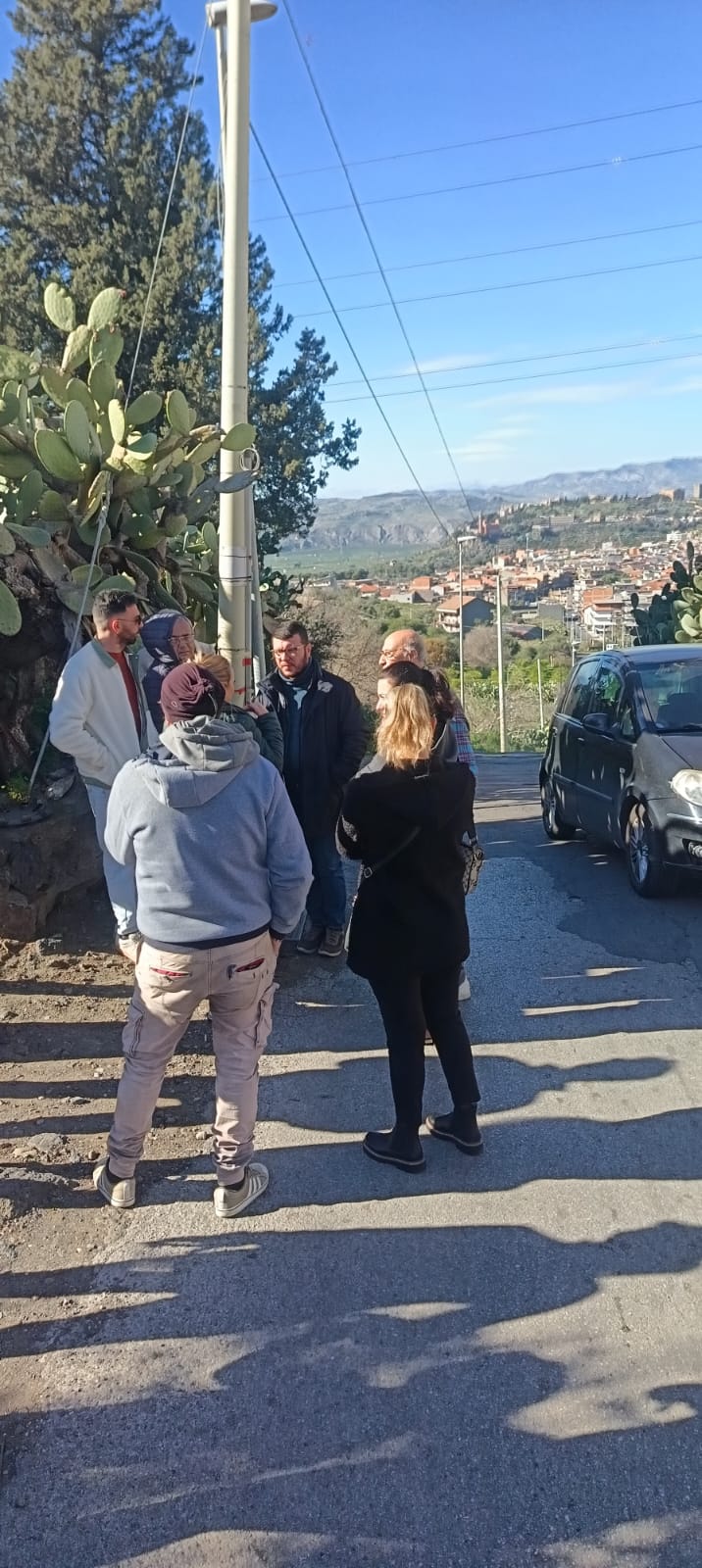 PATERNO'. STRADA COLABRODO, I RESIDENTI DI CONTRADA TRE CASE PROTESTANO