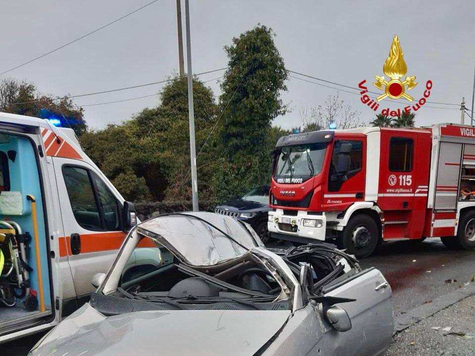 GRAVE INCIDENTE A BELPASSO: GIOVANE ESTRATTO DALL'AUTO DOPO SCHIANTO VIOLENTO