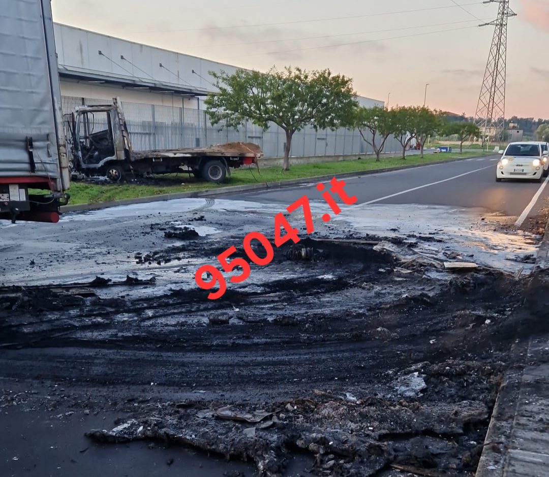 CATANIA: BANDA DI ALMENO 10 PERSONE BLOCCA STRADE, MEZZI IN FIAMME E SVALIGIA APPLE STORE NELLA NOTTE DI CAPODANNO