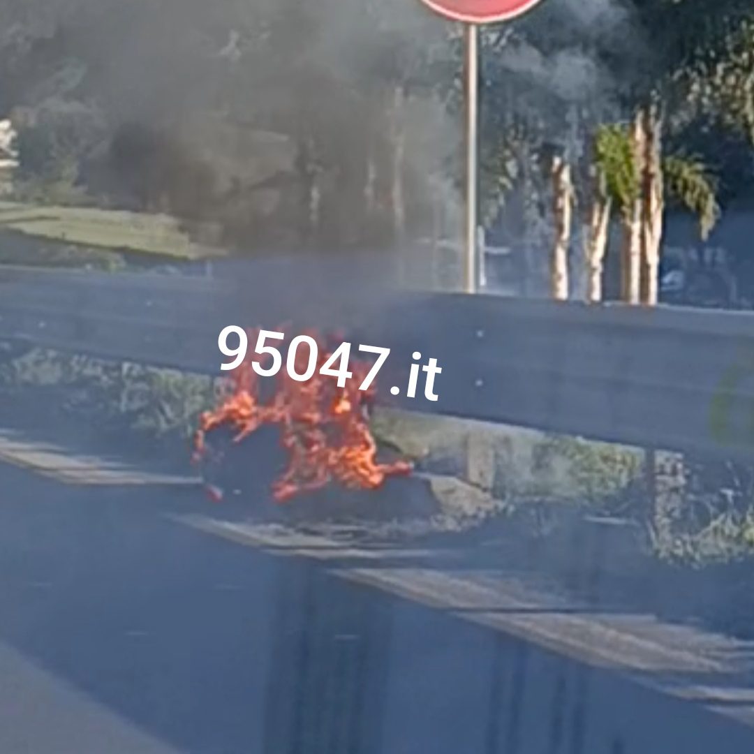 INCIDENTE INSOLITO SULLA 121: PNEUMATICO IN FIAMME, MEZZO PESANTE FERMO IN CARREGGIATA