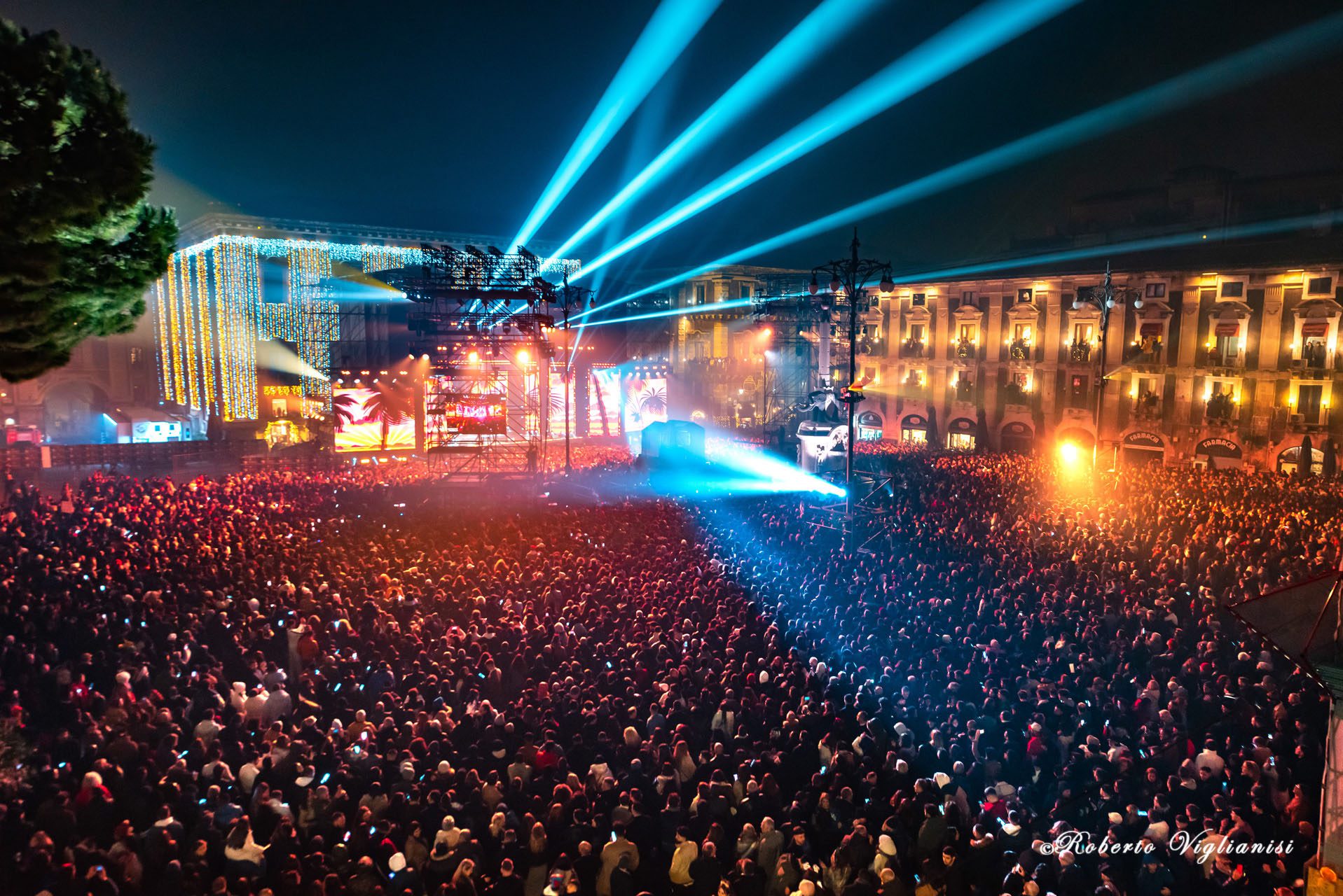 CANALE 5 CELEBRA IL CAPODANNO A CATANIA: 25.000 PERSONE E IL 25,3% DI SHARE, MA RAI1 VINCE GLI ASCOLTI