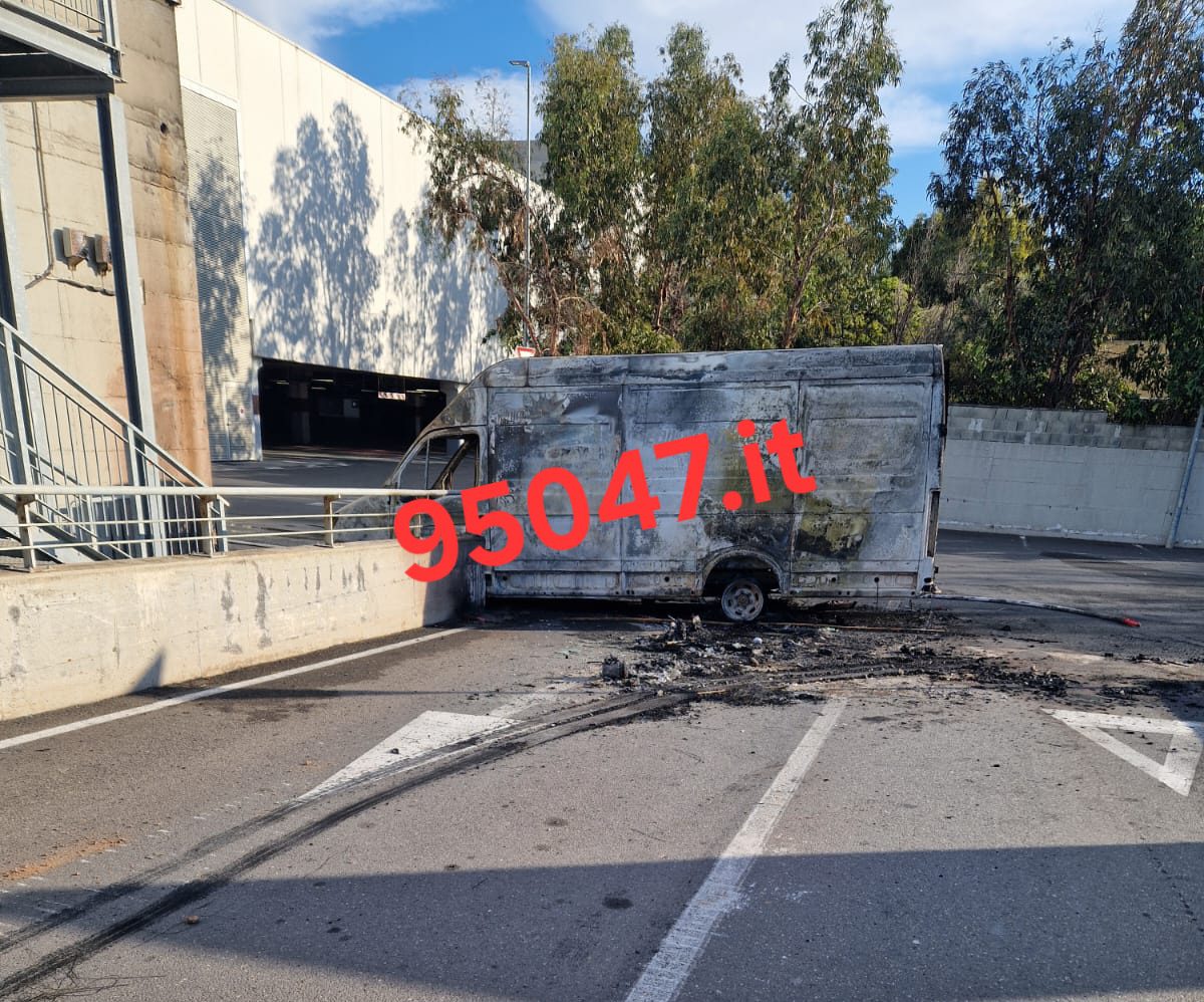 A CATANIA LA BANDA DELL’ESCAVATORE FA IL COLPO GROSSO ALL’APPLE STORE: BOTTINO ANCORA IN FASE DI QUANTIFICAZIONE