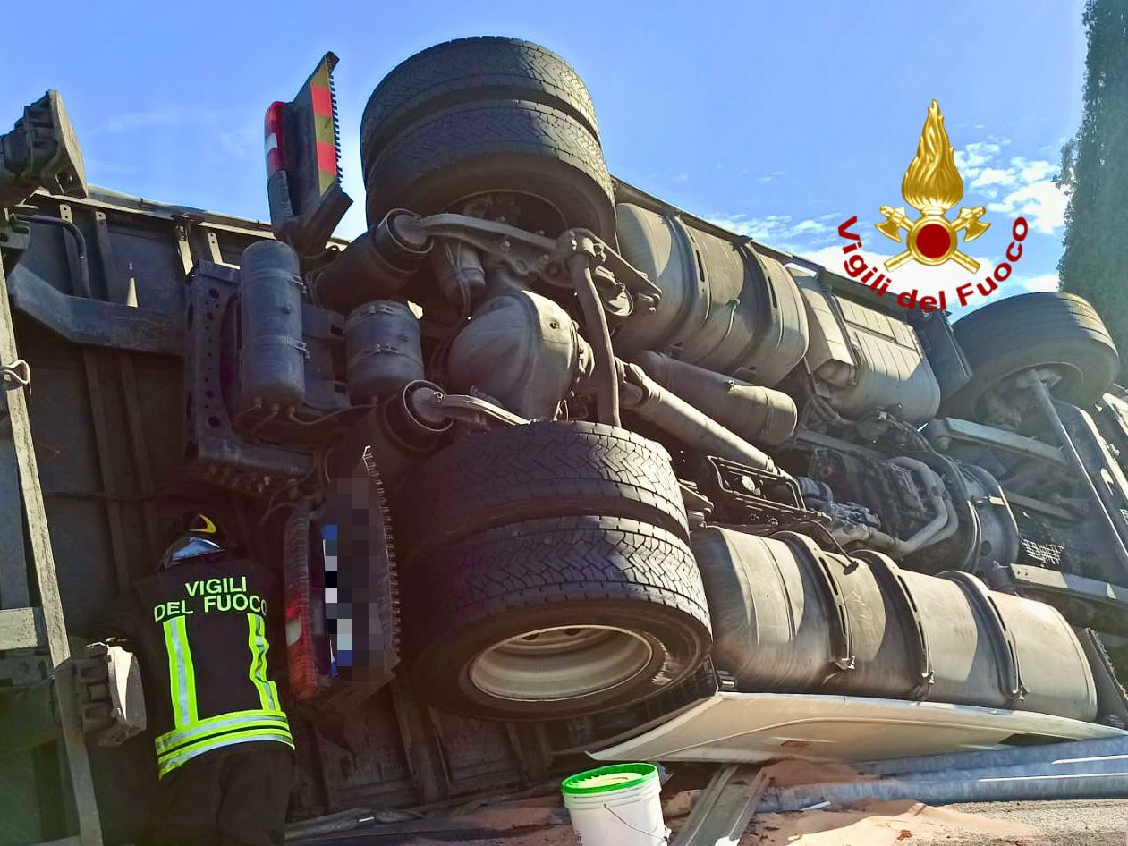 CATANIA: TIR SI RIBALTA SULLA A19 IN PROSSIMITÀ DELLO SVINCOLO PER LA TANGENZIALE