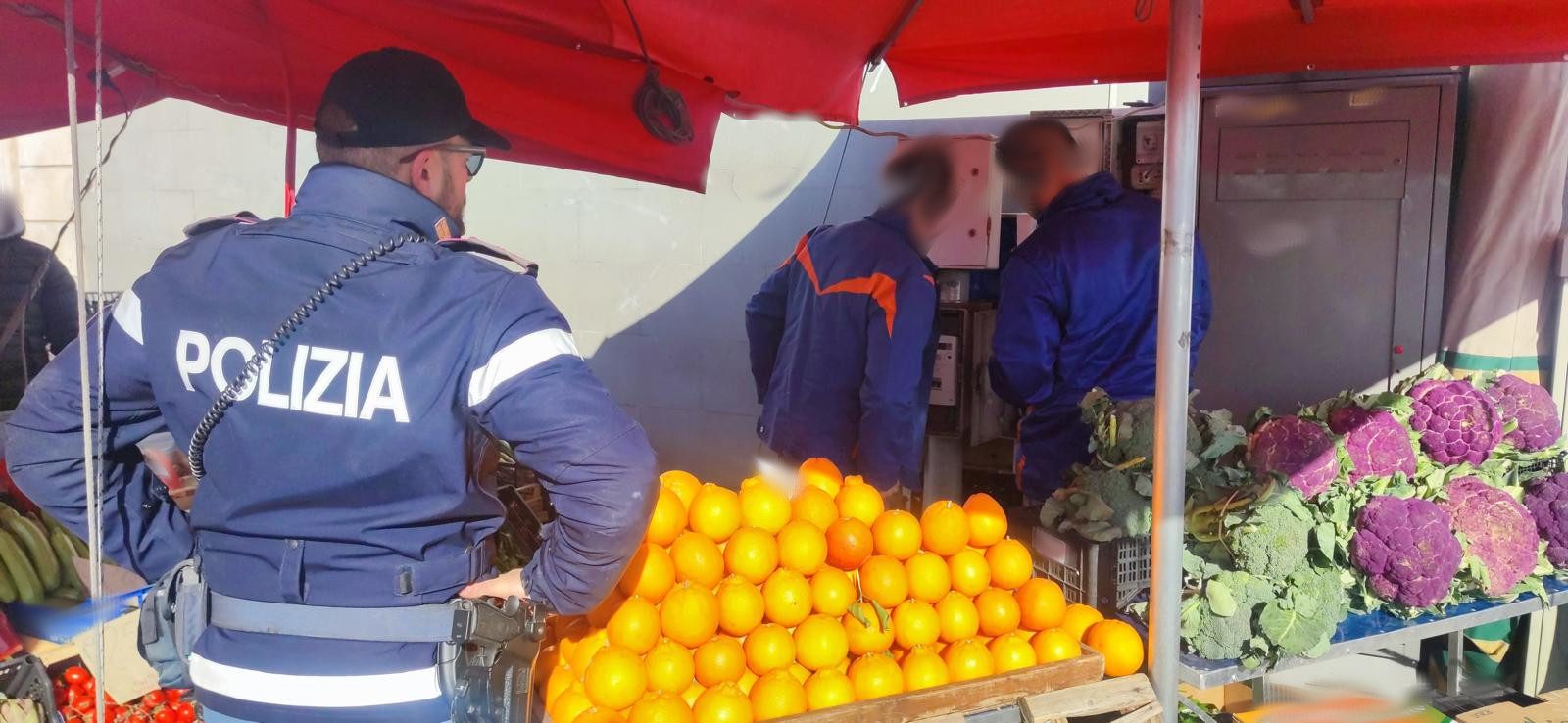 CATANIA. AMBULANTI ABUSIVI DI CARCIOFI E TELLINE: SANZIONI PER 8MILA EURO E ALLACCIO ILLEGALE SCOPERTO