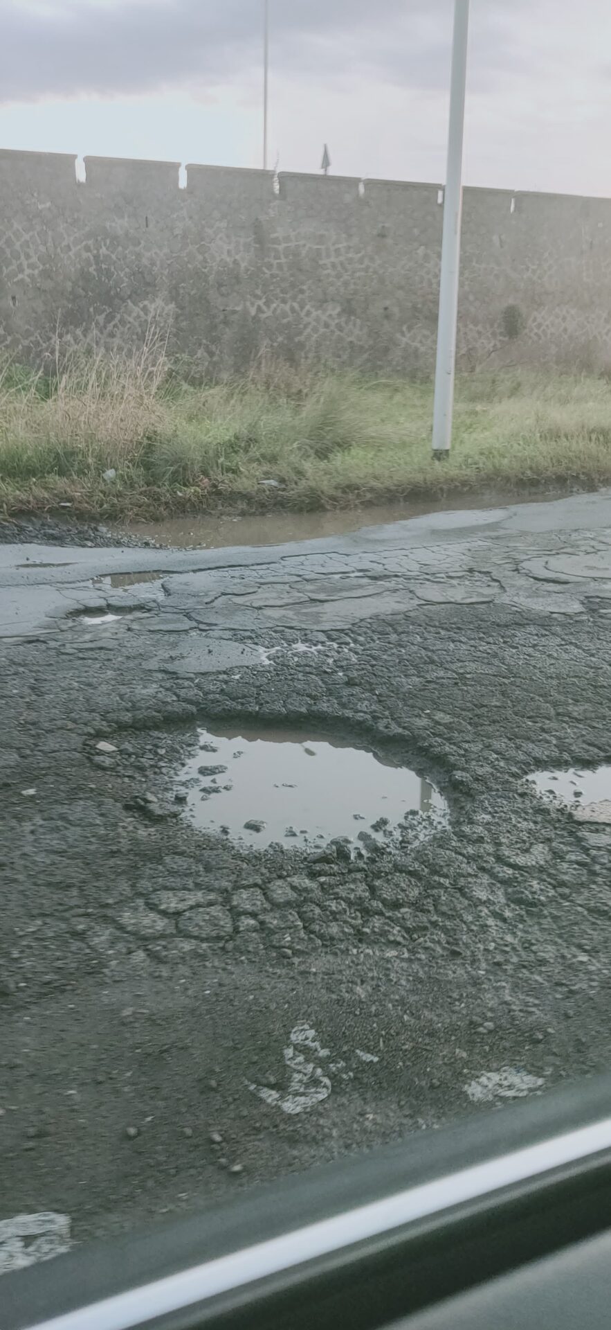 PATERNO'. LE SEGNALAZIONI DEI LETTORI: MAXI BUCHE E STRADE IMPRATICABILI DOPO IL MALTEMPO