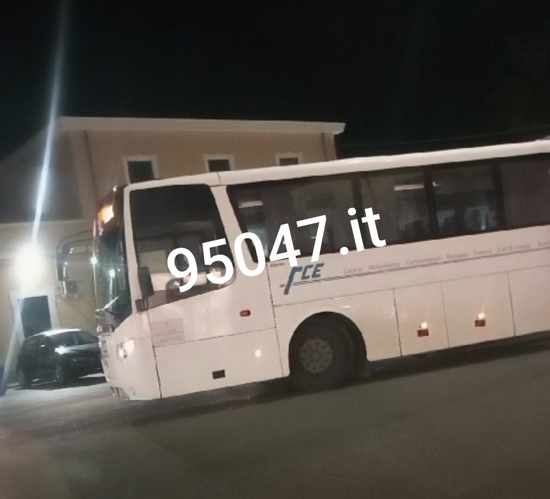 PATERNO', CAOS PER UN’AUTO MAL PARCHEGGIATA: PULLMAN FCE BLOCCATO DAVANTI AL DEPOSITO