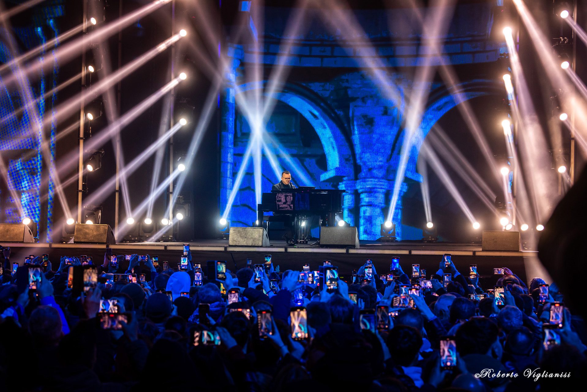 CANALE 5 CELEBRA IL CAPODANNO A CATANIA: 25.000 PERSONE E IL 25,3% DI SHARE, MA RAI1 VINCE GLI ASCOLTI