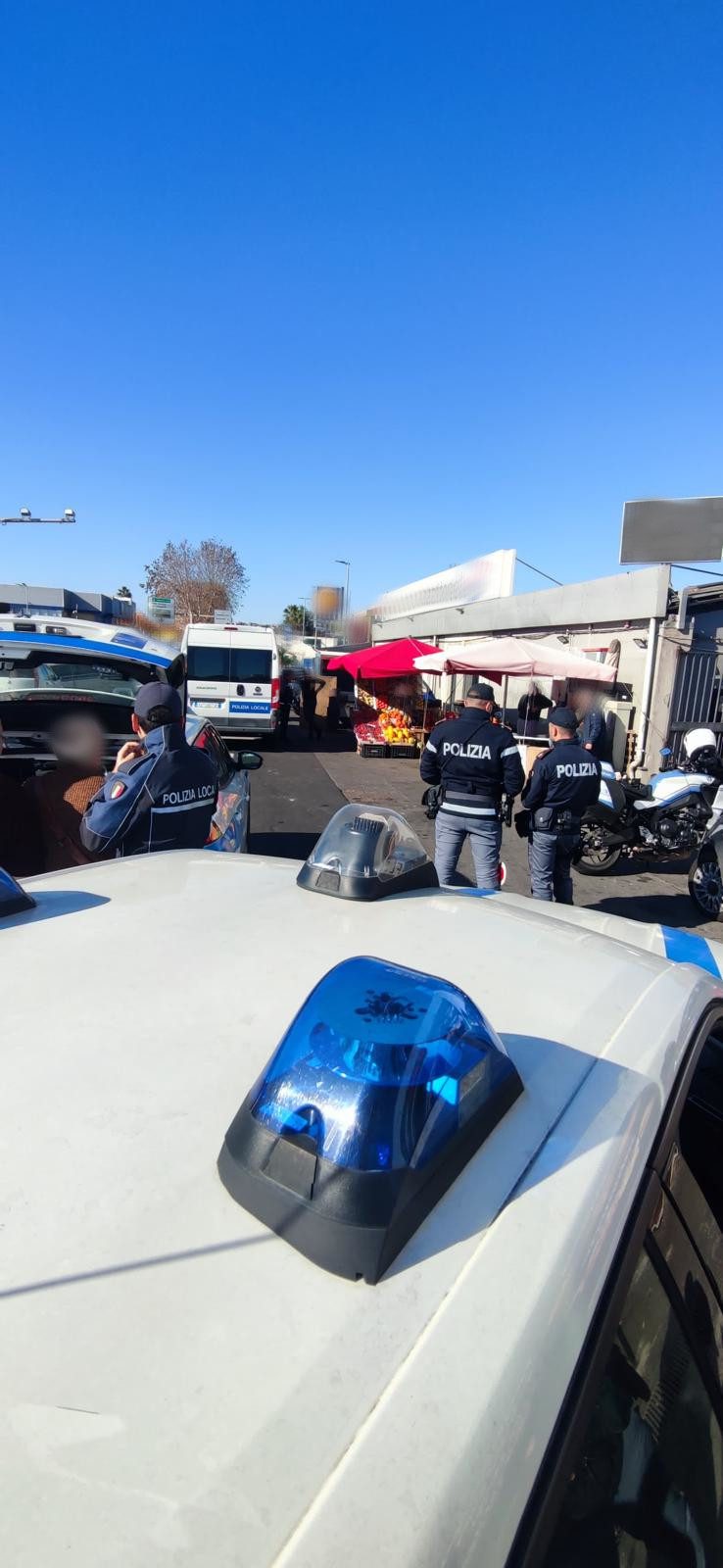 CATANIA. AMBULANTI ABUSIVI DI CARCIOFI E TELLINE: SANZIONI PER 8MILA EURO E ALLACCIO ILLEGALE SCOPERTO