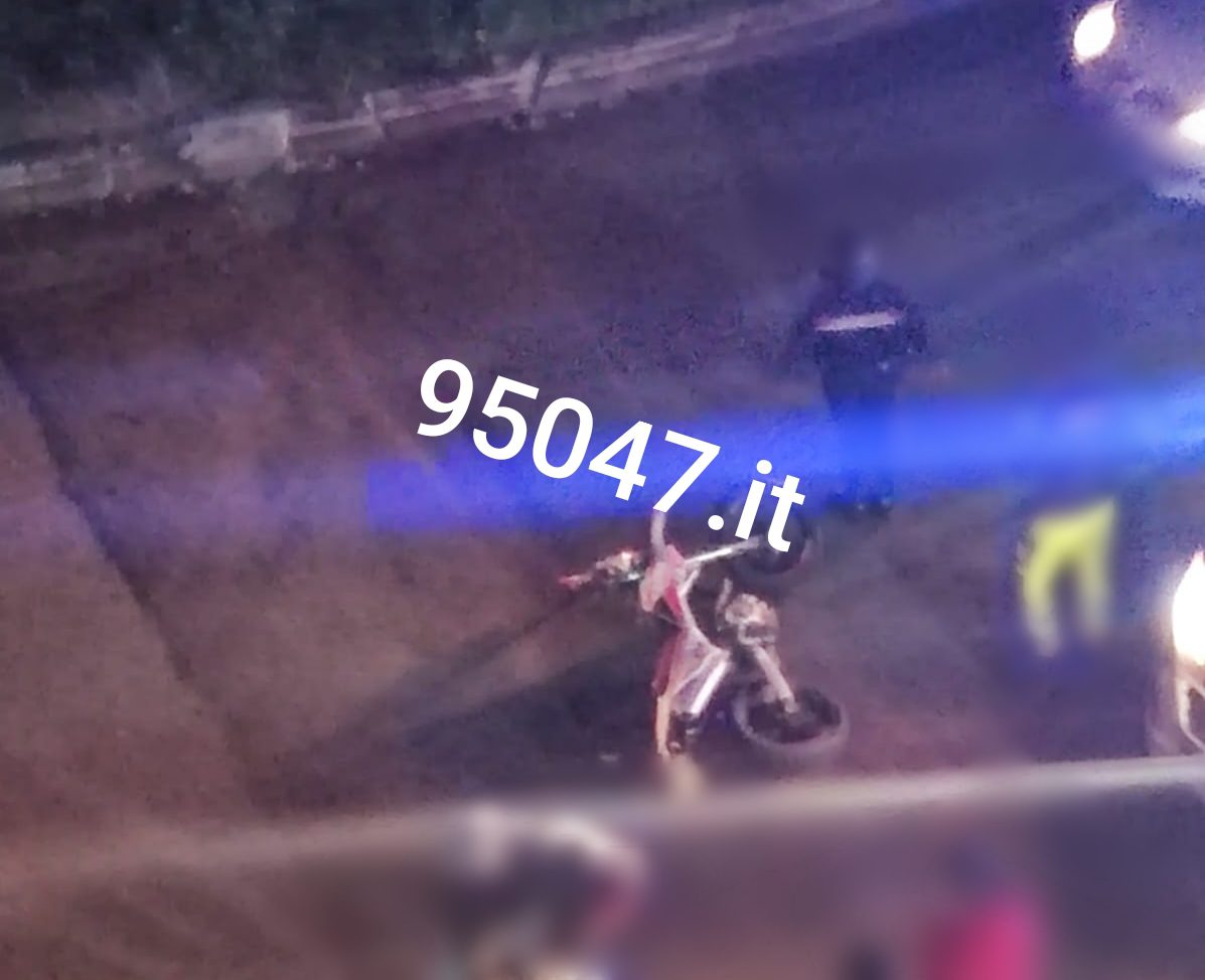 PATERNÒ. SCONTRO TRA AUTO E MEZZO A DUE RUOTE AL PALAZZO DI FERRO,  FERITI