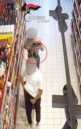 RUBAVANO ALCOLICI DAGLI SCAFFALI DI PATERNÒ, BIANCAVILLA E MISTERBIANCO: ARRESTATI DUE UOMINI