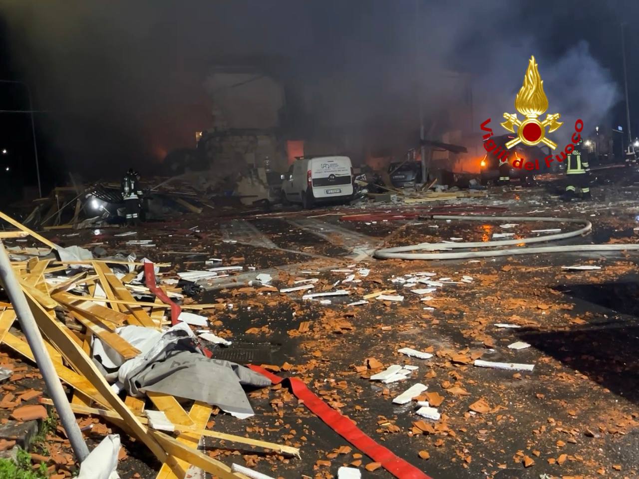 Esplosione e Crollo a Catania: 4 Feriti, di cui Uno in Codice Rosso. Tra loro Quattro Vigili del Fuoco. Disperso Ritrovato, si Era Allontanato