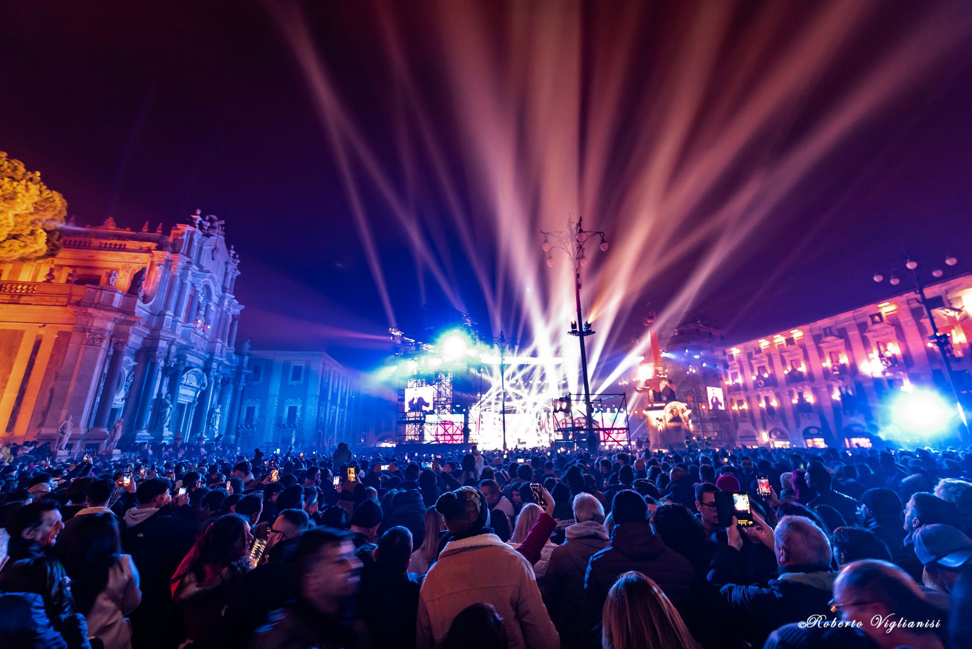 CANALE 5 CELEBRA IL CAPODANNO A CATANIA: 25.000 PERSONE E IL 25,3% DI SHARE, MA RAI1 VINCE GLI ASCOLTI