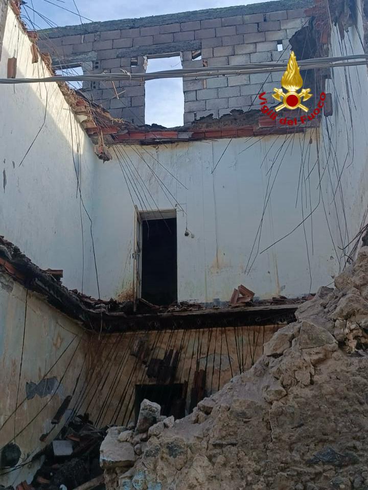 ADRANO, CROLLA UNA COSTRUZIONE DISABITATA: DONNA CON BAMBINI PASSA POCHI ISTANTI PRIMA