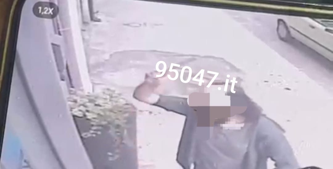 MOMENTI DI TERRORE QUESTA MATTINA A PATERNÒ: UOMO ARMATO DI BASTONE SEMINA IL PANICO PER LE STRADE