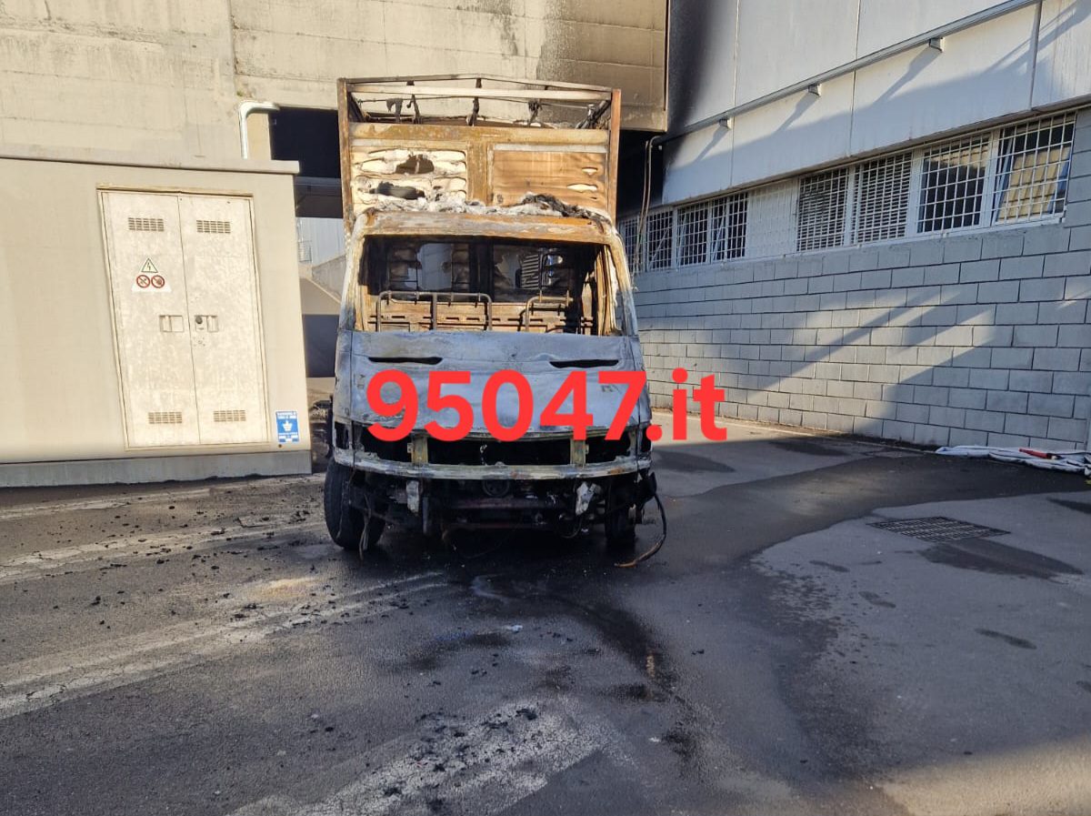 CATANIA: BANDA DI ALMENO 10 PERSONE BLOCCA STRADE, MEZZI IN FIAMME E SVALIGIA APPLE STORE NELLA NOTTE DI CAPODANNO