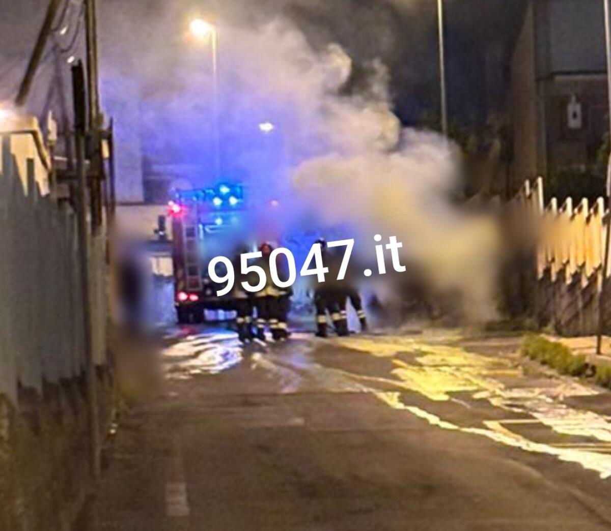 AUTO IN FIAMME A MISTERBIANCO: PAURA IN VIA GALILEO GALILEI, INTERVENGONO I VIGILI DEL FUOCO - 