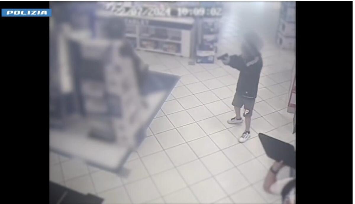 CATANIA. ARRESTATO DOPO DUE COLPI AI DANNI DI EURONICS: IN CASA TROVATI INDUMENTI E MOTO USATA PER LE RAPINE - 