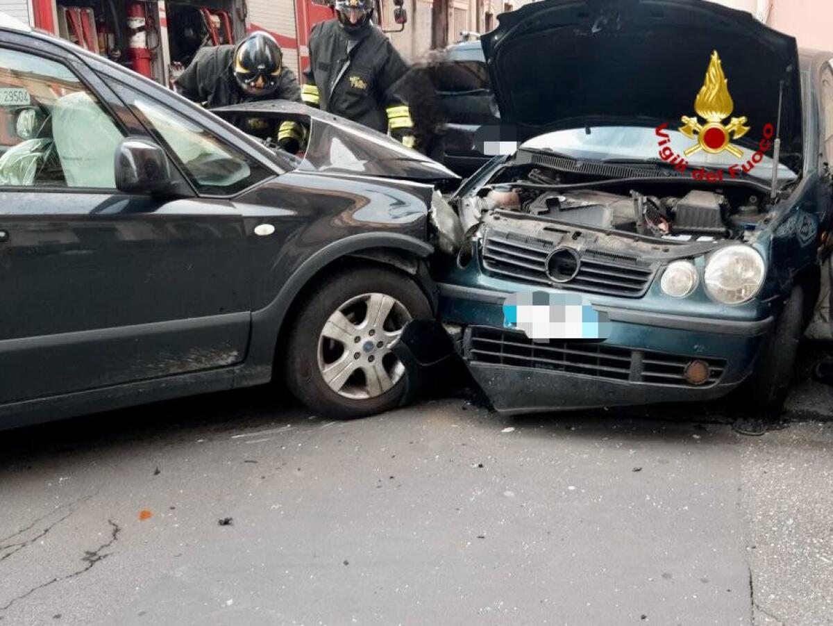 CATANIA, VIOLENTO SCONTRO TRA DUE AUTO IN VIA VENTIMIGLIA: UN AUTOMOBILISTA ESTRATTO DALLE LAMIERINE DAI VIGILI DEL FUOCO - 