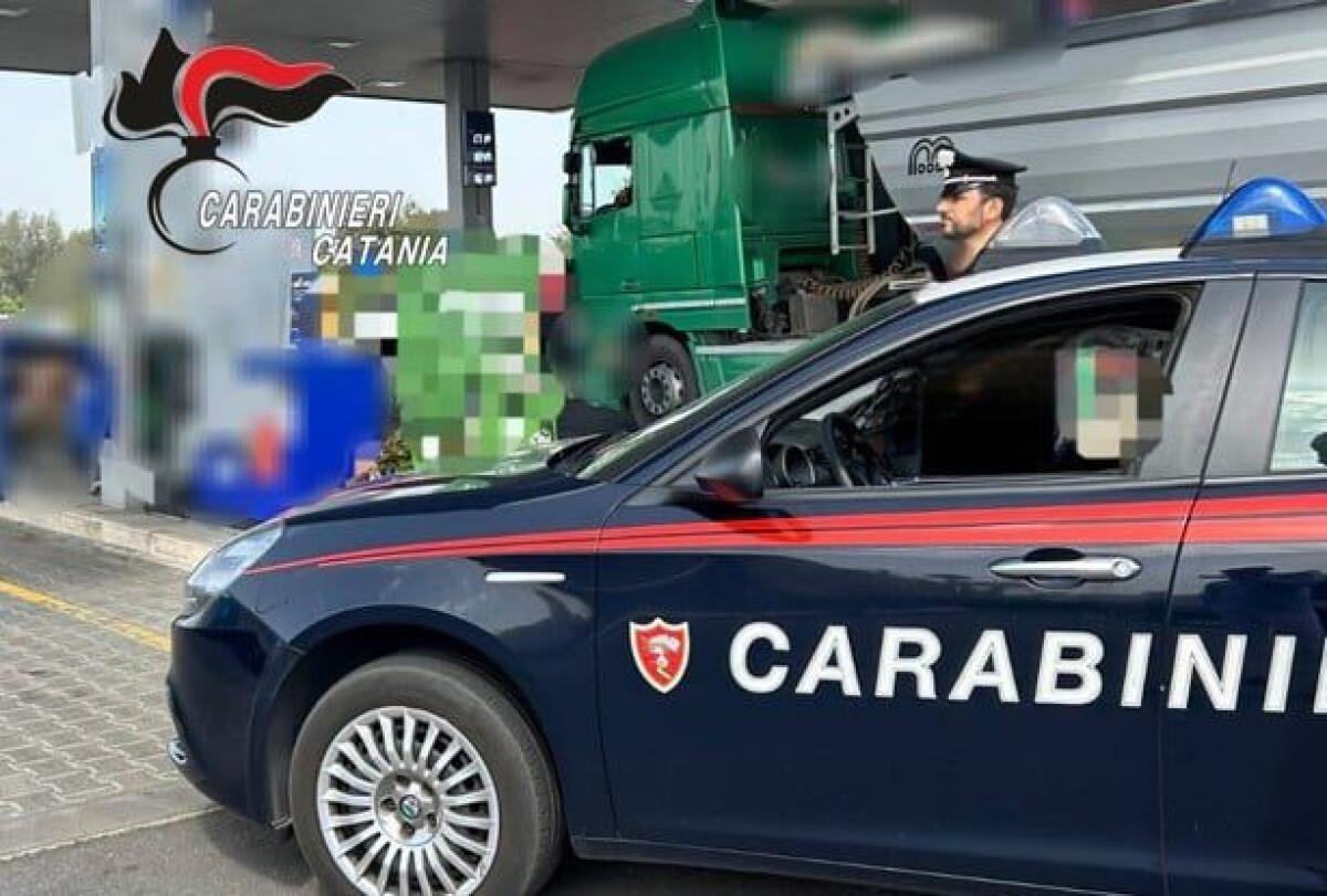 MENTRE L'AUTISTA DORME IN UN'AREA DI SERVIZIO SULLA SS121, LADRO SVUOTA IL SEMIRIMORCHIO: ARRESTATO - 