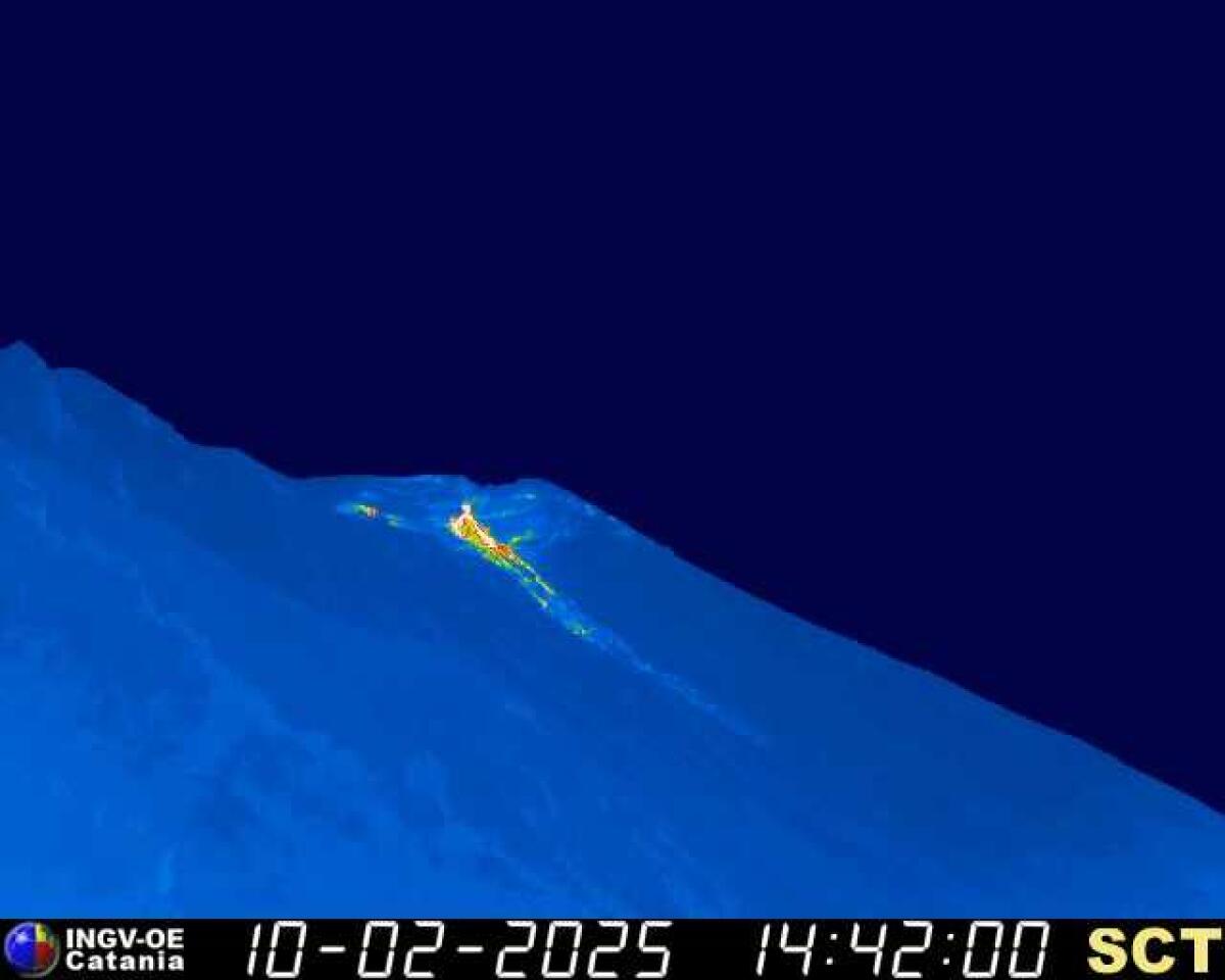STROMBOLI: TRACIMAZIONE LAVICA DAL CRATERE NORD, FLUSSO NELLA SCIARA DEL FUOCO - 