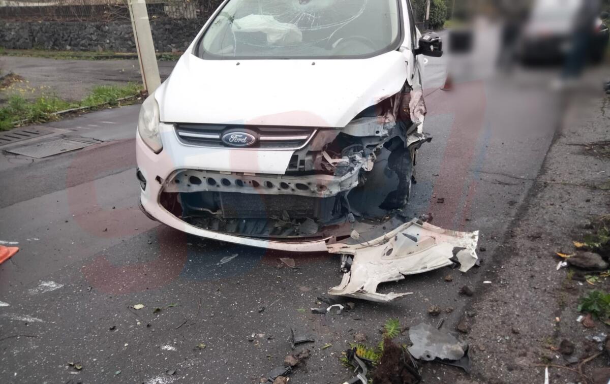 SAN GIOVANNI LA PUNTA, AUTO CONTRO UN MURO: FERITA UNA DONNA - 