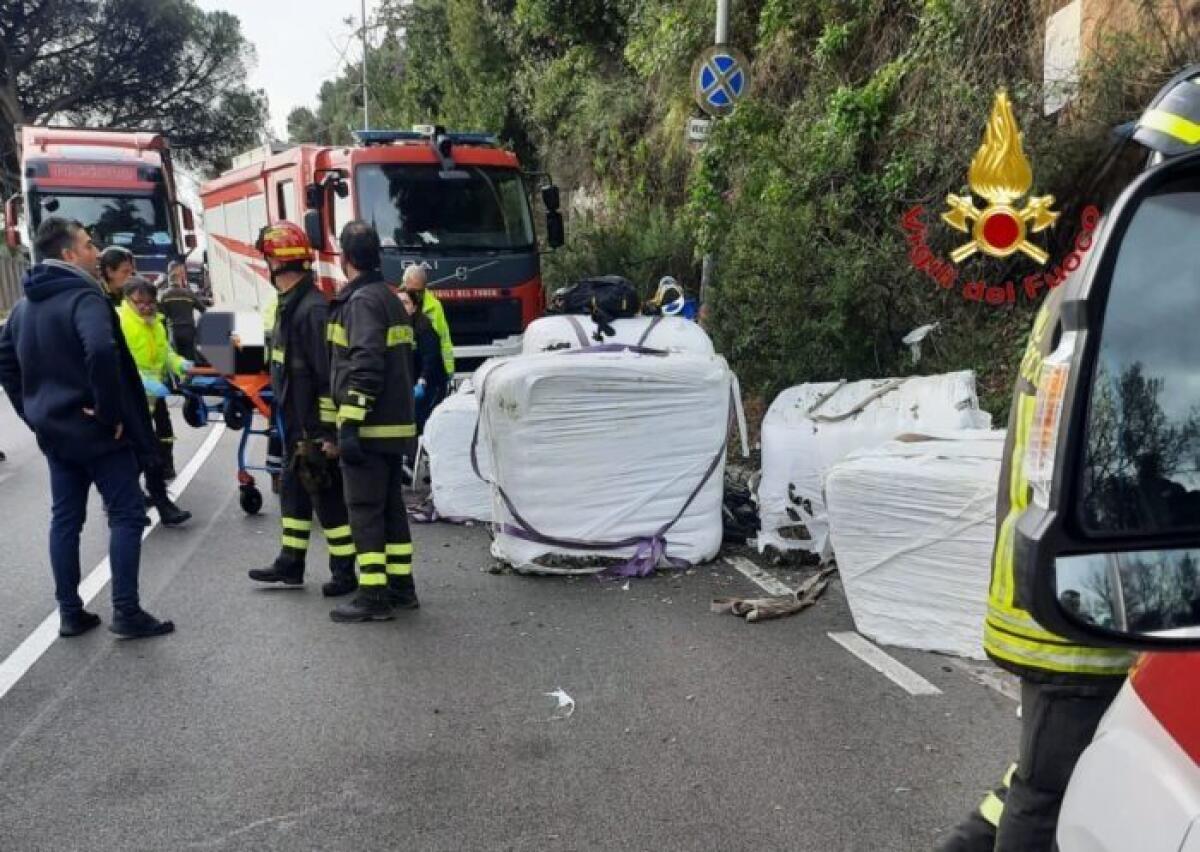SALERNO, CAMION PERDE CARICO DI ECOBALLE, TRAVOLTI ALCUNI CICLISTI: UN MORTO E UN FERITO - 