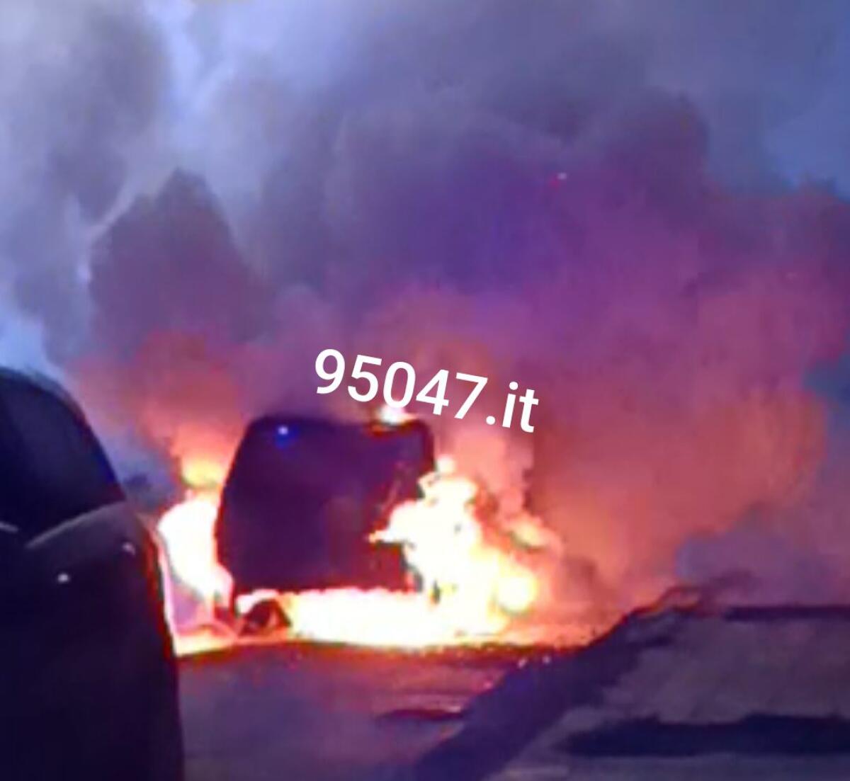 AUTO IN FIAMME A PATERNÒ: INTERVENTO DEI VIGILI DEL FUOCO IN ZONA SCALA VECCHIA - 