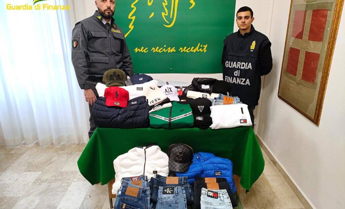 BLITZ DELLA GUARDIA DI FINANZA A CALTAGIRONE: SEQUESTRATI CAPI DI ABBIGLIAMENTO FALSIFICATI IN UN MERCATO COMUNALE - 