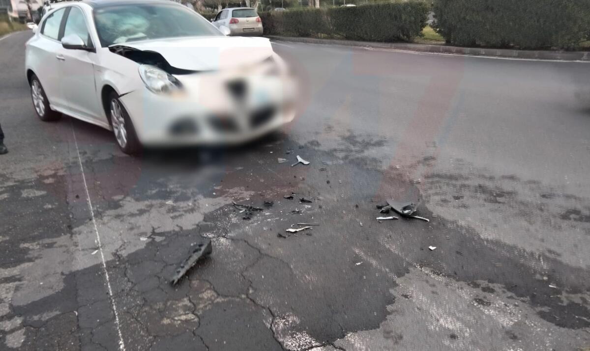 SCONTO TRA DUE AUTO NEI PRESSI DEL CENTRO COMMERCIALE  DI VALCORRENTE": TRE FERITI - 