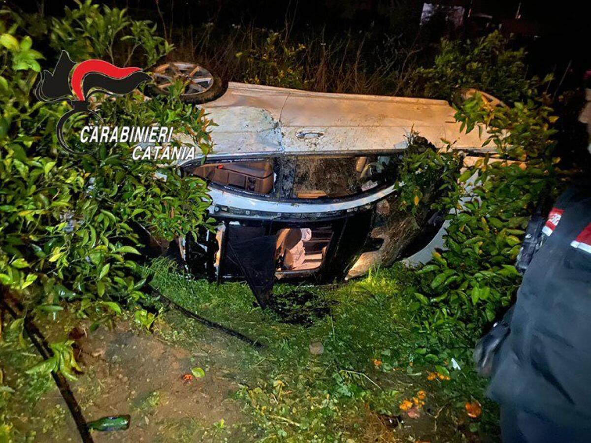 SCORDIA, AUTO PRECIPITA NELLA SCARPATA: I CARABINIERI SALVANO DUE GIOVANI FIDANZATI - 