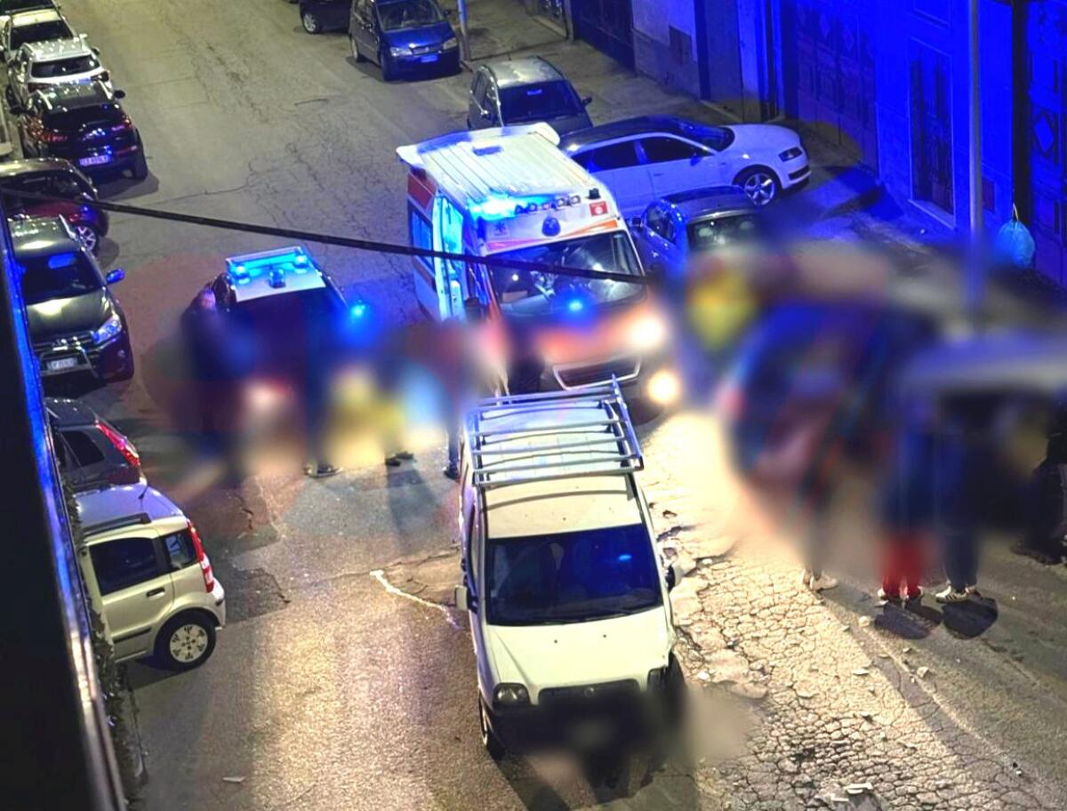 INCIDENTE STRADALE A PATERNÒ: FURGONE TAMPONA DUE AUTO PARCHEGGIATE IN VIA PÒ - 